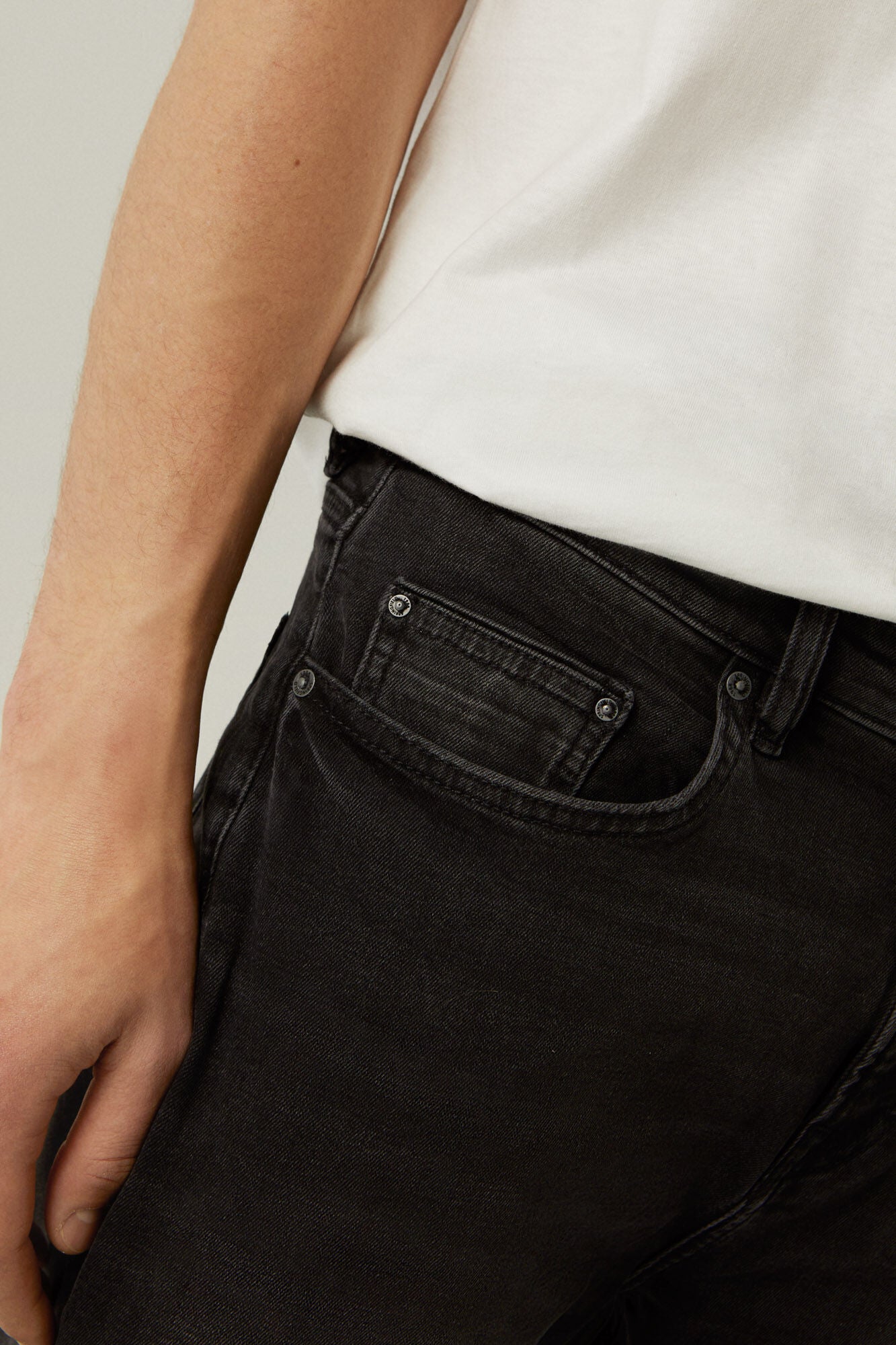 Black wash slim cropped comfort jeans