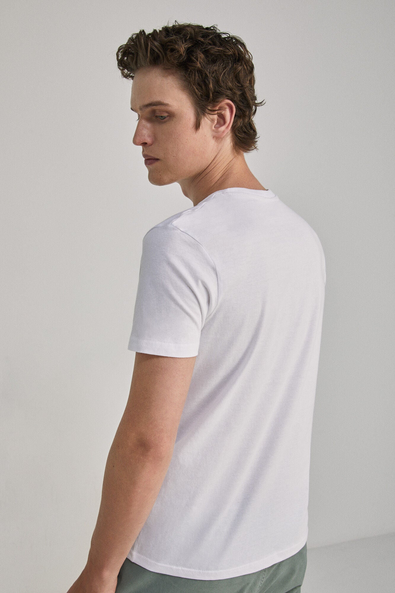 White Plain Round Neck Essential T-shirt
